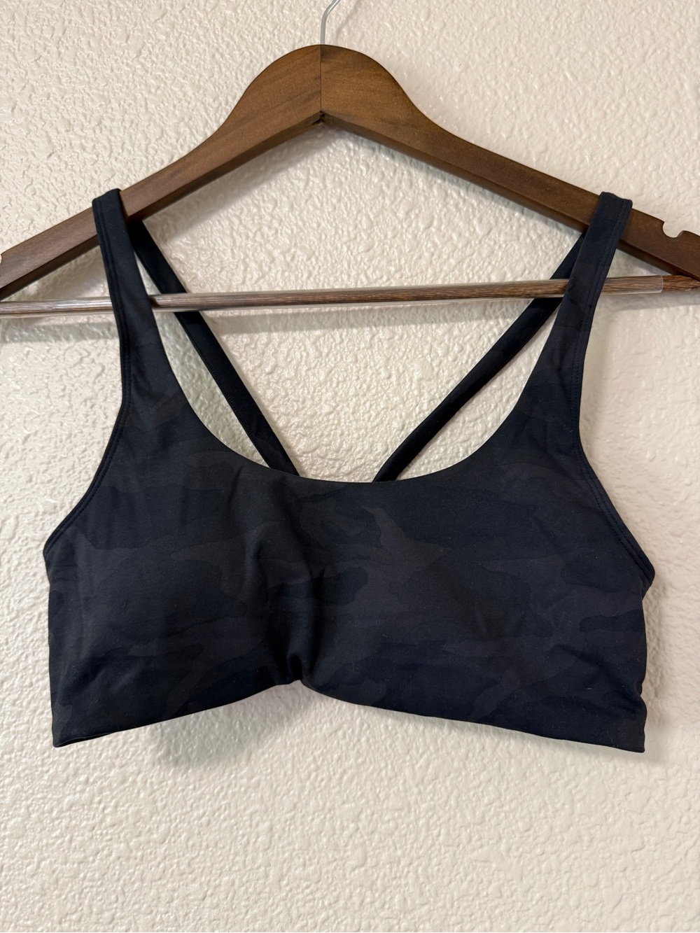 NWOT Vuori Yosemite Bra Sports Bra Hiking Training Travel Strappy XS Black Camo - Picture 2 of 5